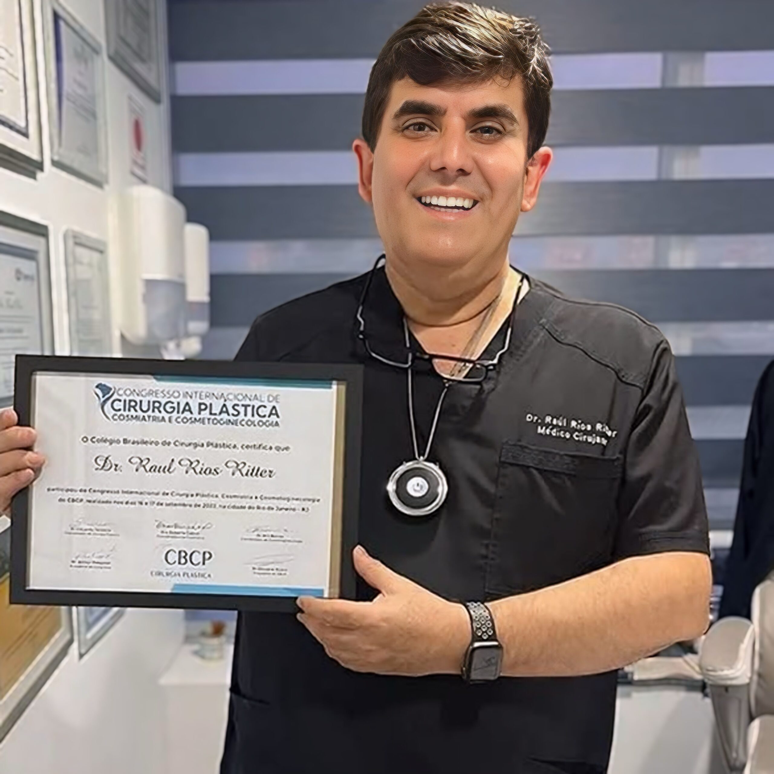 Dr. Raúl Ríos cirujano plástico en Clínica Apolo Chile especialista en cirugía estética y reconstructiva